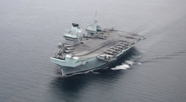 한국과 영국 해군의 연합훈련이 실시된 지난달 31일 오후 동해 남부 해상에서 영국의 항공모함 퀸 엘리자베스함이 항해 체류를 하고 있다. /퀜엘리자베스호=사진공동취재단