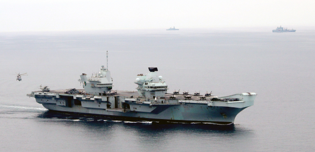 한국과 영국 해군의 연합훈련이 실시된 지난달 31일 오후 동해 남부 해상에서 영국의 항공모함 퀸 엘리자베스함이 항해 체류를 하고 있다. /퀸엘라지베스호=사진공동취재단