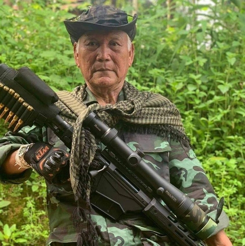 군복에 총 든 미얀마 80세 노정치인, '국민 배신할 수 없어'