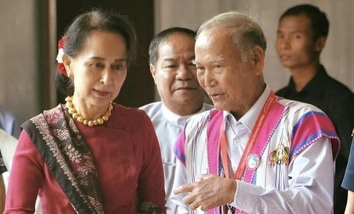 군복에 총 든 미얀마 80세 노정치인, '국민 배신할 수 없어'