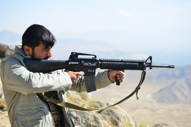 1일(현지시간) 아프가니스탄 판지시르주 아나바 지구의 언덕에서 이슬람 무장 조직 탈레반에 대항하는 저항군 대원이 소총을 겨누고 있다. /연합뉴스