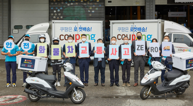 쿠팡과 쿠팡이츠서비스, 한국교통안전공단, 서울시 관계자들이 직고용 배송인력인 쿠팡친구와 이츠친구를 대상으로 교통사고 예방을 위한 안전 캠페인을 진행하고 있다./사진 제공=쿠팡