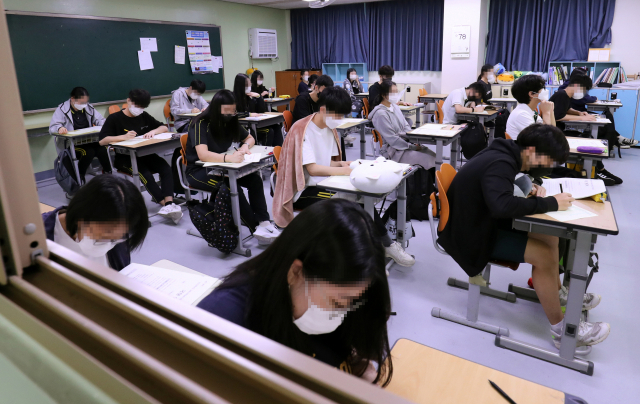 지난 1일 서울 마포구 상암고등학교에서 고3 학생들이 2022학년도 수능 9월 모의평가 시험을 치르고 있다./연합뉴스