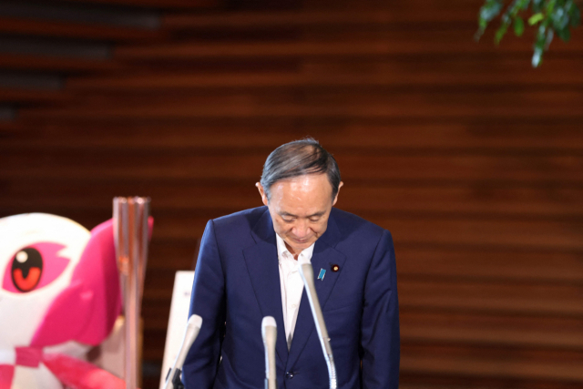 스가 요시히데 일본 총리가 3일 도쿄의 총리공관에서 기자회견하기에 앞서 인사하고 있다. 스가 총리는 이후 열린 자민당 회의에서 오는 29일 당 총재 불출마 뜻을 밝혔다. /AFP연합뉴스