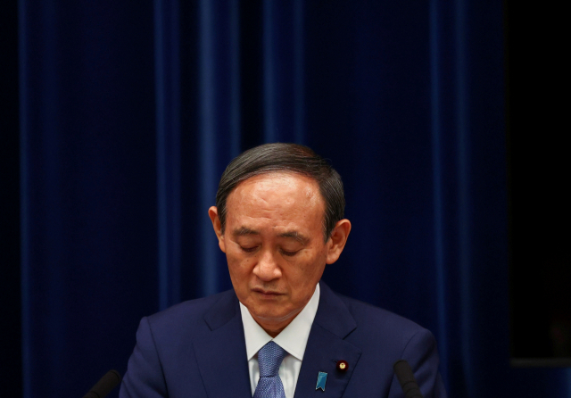 스가 요시히데 일본 총리가 지난달 30일 도쿄의 총리공관에서 코로나19 대응에 대한 기자 질문에 답하고 있다. /로이터연합뉴스