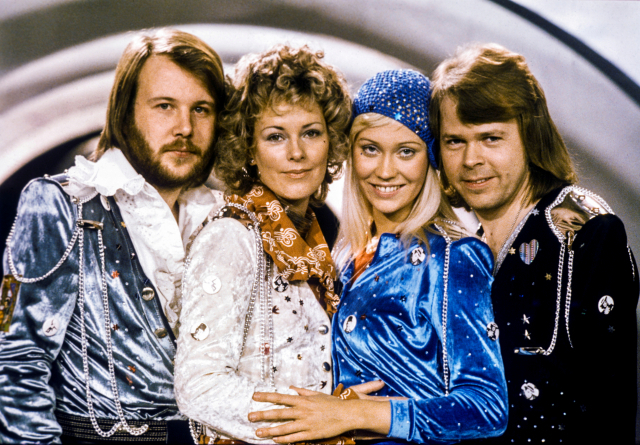 40여년만에 재결성을 발표한 스웨덴의 팝 그룹 아바의 베뉘 안데르손(왼쪽부터), 안니프리드 륑스타, 앙네타 펠트스코그, 비외른 울바에우스가 지난 1974년 ‘워털루’로 유로비전 송 콘테스트에서 수상한 이후 기념촬영을 하는 모습. /로이터연합뉴스