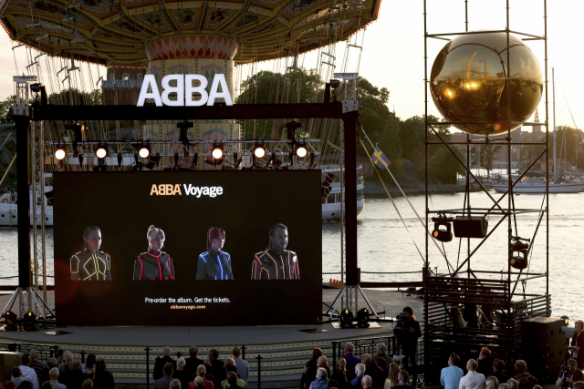 스웨덴 스톡홀름에서 시민들이 아바의 새 앨범 ‘보이지’를 소개하는 이벤트 영상을 보고 있다. /스톡홀름=AP연합뉴스
