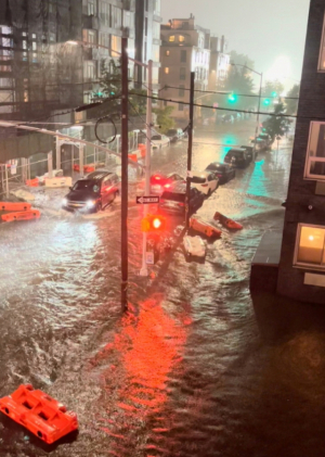 1일(현지시간) 미국 뉴욕시 브루클린 윌리엄스버그 거리가 허리케인 아이다가 몰고 온 폭우로 침수돼 있다. /로이터연합뉴스