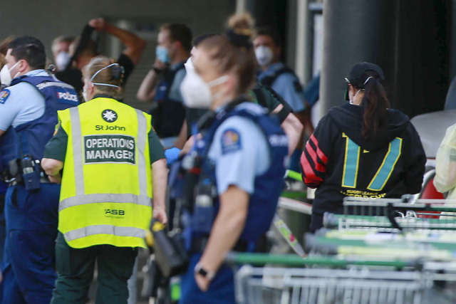 3일(현지시간) 뉴질랜드 오클랜드 소재 한 슈퍼마켓에서 발생한 흉기 테러의 현장에 경찰과 구조대가 출동해 있다. /AP연합뉴스