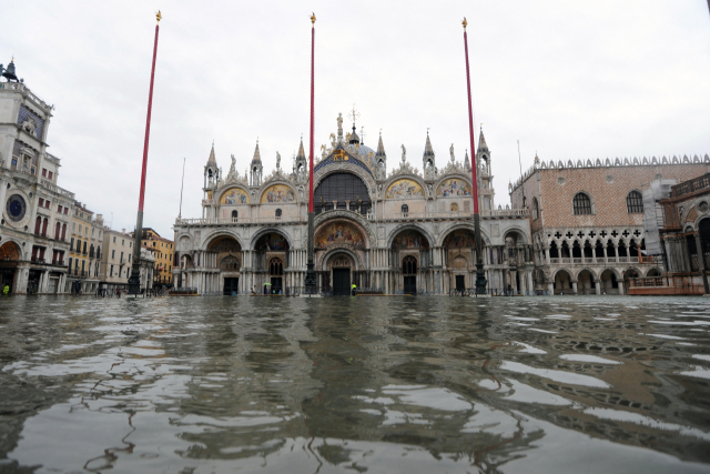 이탈리아 베네치아의 산마르코 광장이 지난 해 12월 8일(현지시간) 조수 유입으로 물에 잠겨 있다. 베네치아는 매년 9월부터 이듬해 4월 사이 조수가 상승하는 '아쿠아 알타'(Aqua alta) 현상으로 상습적인 침수 피해를 보고 있다./AP연합뉴스