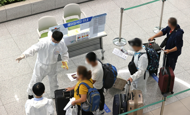 코로나19 새로운 변이인 '뮤(Mu)' 변이가 3일 국내에서도 처음으로 확인됐다. 이날 영종도 인천국제공항 2터미널 항공기 도착 탑승객들이 관계자 안내를 받고 있다. /연합뉴스