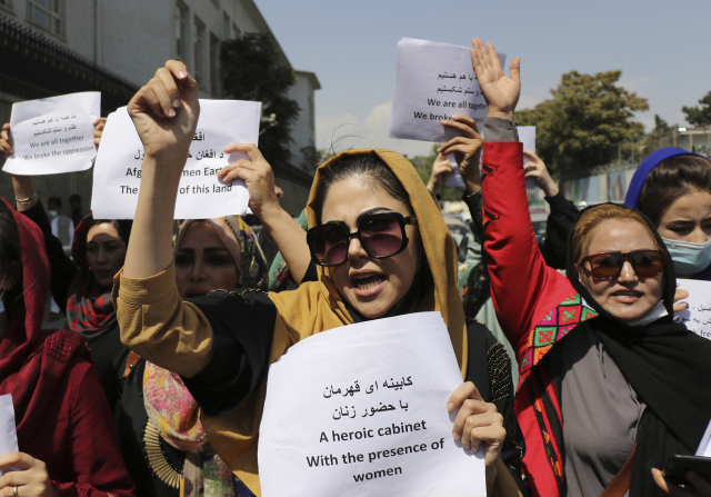 이슬람 무장세력 탈레반이 정권을 장악한 아프가니스탄의 수도 카불에서 3일(현지시간) 여성들이 권리 보장을 요구하며 거리 시위를 벌이고 있다. 전날 서부 헤라트 이어 이날 카불에서 이틀 연속 여성들의 시위가 이어졌다. /AP=연합뉴스