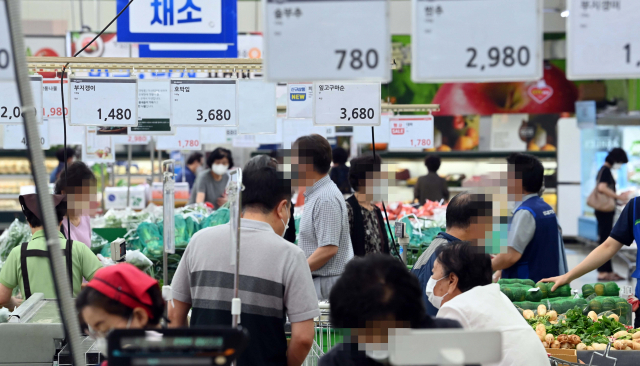 8월 소비자물가 지수가 지난해 같은 기간보다 2.6% 상승하며 108.29를 기록하고있는 2일 소비자들이 서울의 한 농산물 전문 대형마트에서 급등하고 있는 채소들의 각격표를 보고 놀라고 있다./이호재기자. 2021.09.02