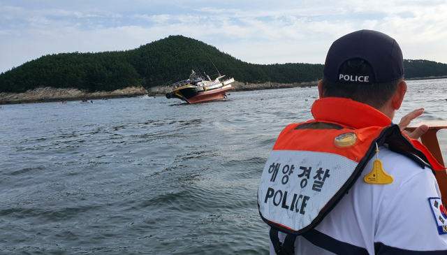 보령해경이 4일 오전 충남 보령시 원산도 인근 해상에서 선체가 바닥에 걸려 기울어진 낚시어선에서 선장과 낚시객 등 17명을 안전하게 구조했다고 밝혔다. /사진 제공=보령 해경