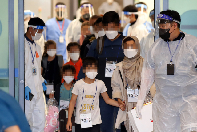 아프가니스탄에서 한국 정부 활동을 도왔던 현지인 직원 및 가족들이 지난달 27일 오후 우리군 수송기로 인천국제공항에 도착한 뒤 입국장을 나서고 있다. /연합뉴스