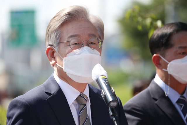 더불어민주당 대선 후보인 이재명 경기도지사가 지난 3일 일산대교 요금소에서 일산대교 무료화를 위한 공익처분 추진 브리핑을 열고 질문에 답하고 있다. / 연합뉴스