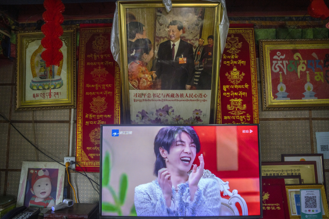 최근 중국 정부가 ‘여성스러운 남자 아이돌’ 퇴출령을 내리는 등 방송 산업에 규제를 내놓고 있는 가운데 신장자치구의 한 지역에서 시진핑 국가 주석의 사진이 걸려 있다. / AP연합뉴스