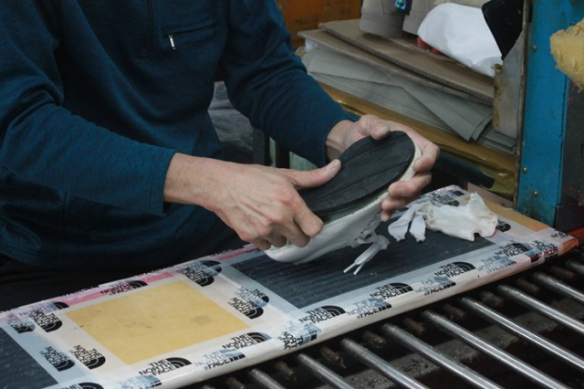 수제화 장인이 폐타이어 신발을 만들고 있다.