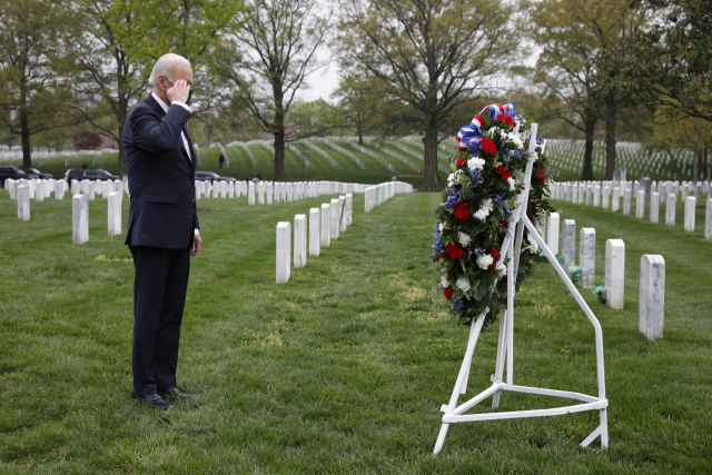 2001년 9·11 테러 이후 벌인 '테러와의 전쟁'으로 순직한 장병들이 묻힌 알링턴 국립묘지서 헌화 뒤 거수경례하는 조 바이든 미국 대통령./EPA연합뉴스