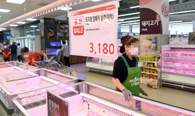 8월 소비자물가 지수가 지난해 같은 기간보다 2.6% 상승하며 108.29를 기록하고있는 지난 2일 소비자들이 서울의 한 농산물 전문 대형마트에서 급등하고 있는 축산물의 각격표를 보고 놀라고 있다./이호재기자. 2021.09.02
