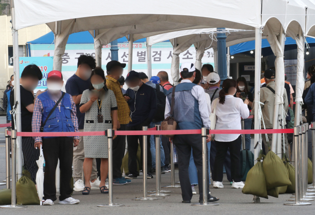 6일 오전 서울역 중구임시선별검사소를 찾은 시민들이 코로나19 진단 검사를 받기 위해 대기하고 있다./연합뉴스
