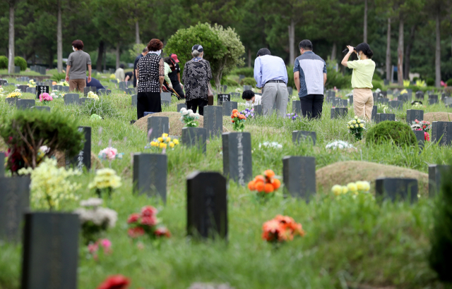 9월 5일 부산 금정구 영락공원에서 시민들이 추석을 앞두고 조상묘를 찾아 벌초하고 절을 하고 있다. /연합뉴스