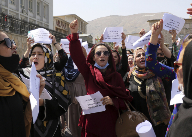 아프가니스탄 여성들이 3일(현지시간) 수도 카불 시내에서 탈레반 정권에 그들의 권리를 보호할 것을 요구하는 시위를 벌이고 있다./AP연합뉴스