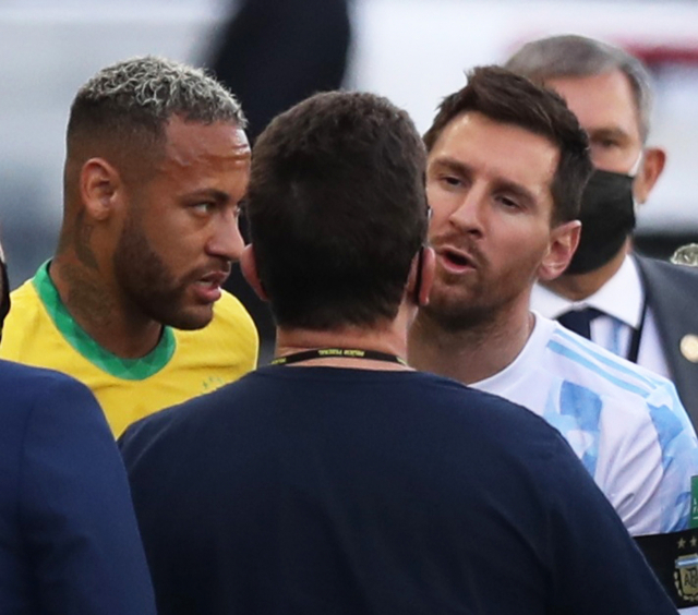 브라질의 네이마르(왼쪽)와 아르헨티나의 리오넬 메시가 6일 월드컵 남미 예선 경기 중 그라운드에 진입한 브라질 방역 당국 직원의 설명을 듣고 있다. /상파울루=로이터연합뉴스