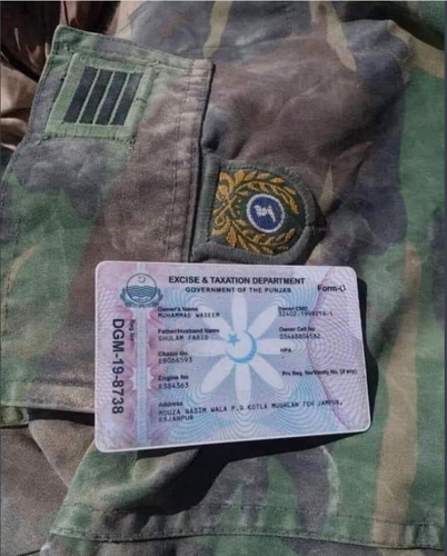 한국군 구형 군복 위에 놓인 파키스탄인의 세금 등록 카드./연합뉴스=트위터 캡처