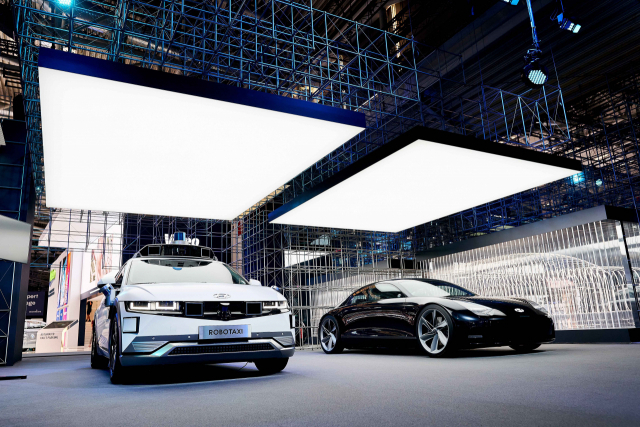 독일 뮌헨에서 6일(현지 시간) 열린 글로벌 모터쇼 'IAA 모빌리티 2021' 전시관에 현대자동차의 아이오닉5 로보택시(왼쪽)와 아이오닉6의 콘셉트카인 프로페시가 전시돼 있다. /사진 제공=현대차
