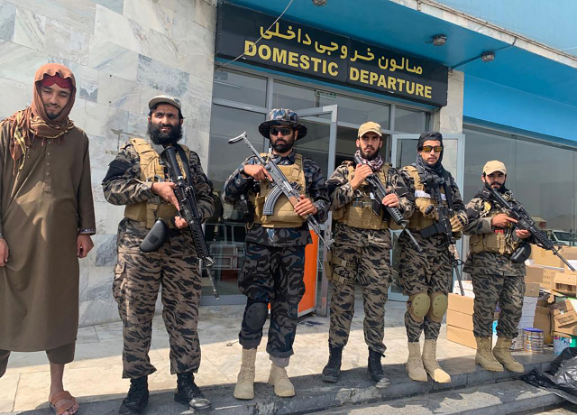 31일(현지시간) 아프가니스탄 수도 하미드 카르자이 국제공항 내부에서 이슬람 무장 조직 탈레반이 경비를 서고 있다. /AP연합뉴스