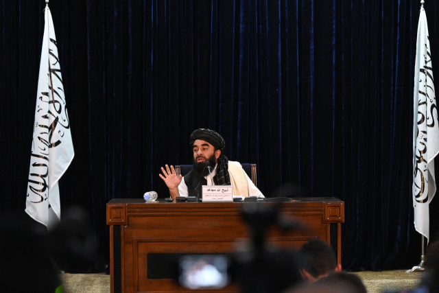 자비훌라 무자히드 탈레반 대변인이 6일(현지시간) 아프가니스탄 수도 카불에서 기자회견을 하고 있다./AFP연합뉴스