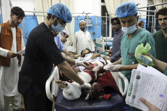 26일(현지시간) 아프가니스탄 카불 공항 외곽에서 발생한 폭탄테러의 부상자가 병원에 실려 와 치료를 받고 있다./AP연합뉴스