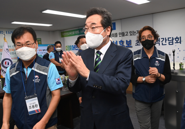 이낙연 더불어민주당 대선 경선 후보가 7일 오전 서울 마포구 국민재난안전총연합회에서 열린 정책협약식에서 박수치고 있다./국회사진기자단