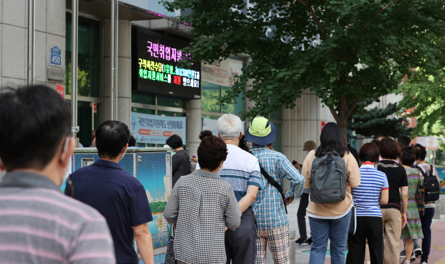 시민들이 지난달 17일 서울북부고용센터 앞에 실업급여 신청을 위해 줄 서 있다. 2021.8.17 cityboy@yna.co.kr (끝)