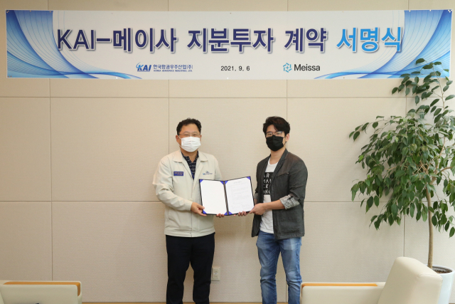 2일 한창헌(왼쪽) 한국항공우주산업(KAI) 미래사업부문장과 신승수 메이사 대표가 KAI의 메이사 지분 20%를 인수하는 계약을 체결하고 기념 사진을 촬영하고 있다./사진 제공=KAI