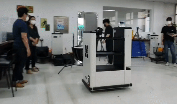 3D 라이다 기반 자율주행로봇 나르고가 스스로 이동하고 있다. /김동현 기자