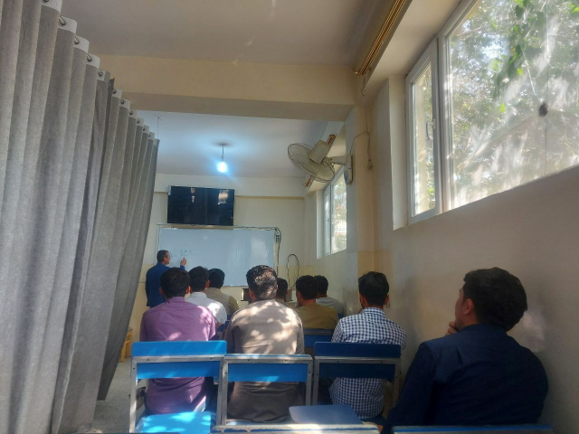 아프간의 한 대학에서 강의실 가운데 커튼을 쳐 남녀학생을 구분하고 있다. /로이터연합뉴스