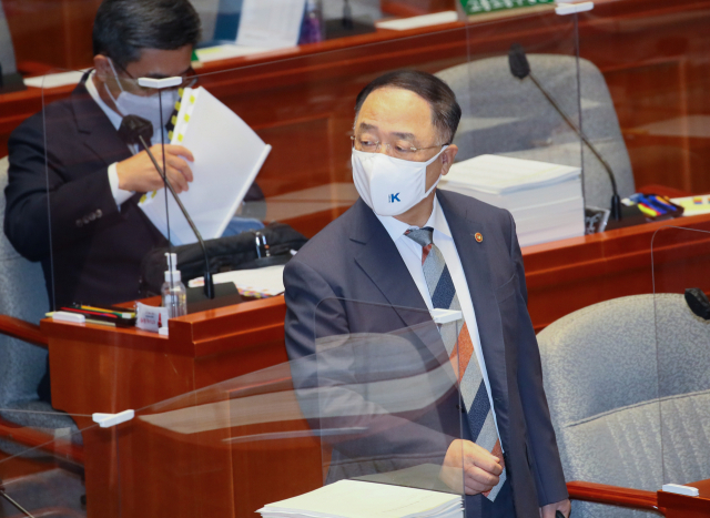 홍남기 부총리가 7일 국회 예결위 전체회의에 출석하고 있다. /연합뉴스