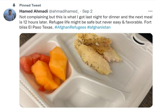 아프간을 탈출한 하메드 아흐마디가 트위터에 올린 미군의 배급 음식 사진. /트위터 캡처