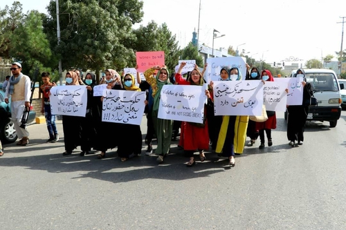 6일 아프가니스탄의 마자르이샤리프에서 여성 권리 보장 촉구 시위가 열리고 있는 모습. /트위터 캡처