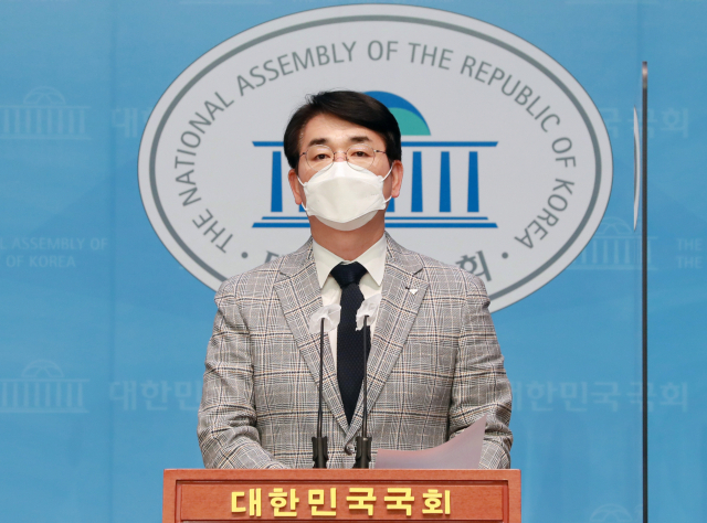 더불어민주당 박용진 의원이 7일 국회 소통관에서 기자회견을 열고 당원들의 지지를 호소하고 있다. / 성형주 기자