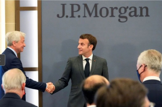 최근 프랑스 파리 JP모건체이스 본부 개소식에서 에마뉘엘 마크롱(오른쪽) 프랑스 대통령과 제이미 다이먼 JP모건 최고경영자(CEO)가 악수하고 있다. /로이터연합뉴스