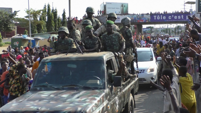 지난 5일(현지시간) 서아프리카 국가 기니의 수도 코나크리 거리에서 시민들이 쿠데타를 축하하며 군인들에 환호하고 있다./로이터연합뉴스