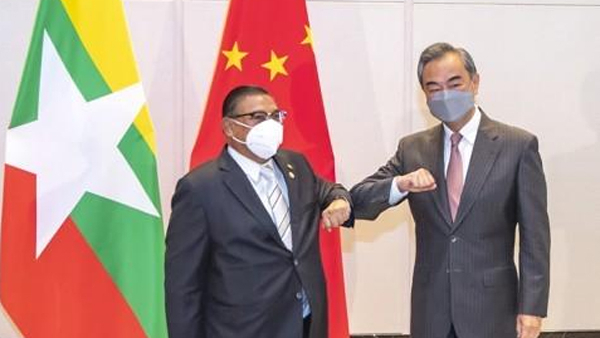 왕이 중국 외교부장(오른쪽)이 지난 6월 충칭에서 미얀마 군사정권의 외교수장 운나 마응 르윈을 만나 팔꿈치 인사를 하고 있다. /신화연합뉴스