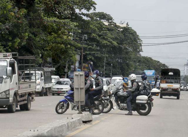미얀마 민주진영이 쿠데타 군사정권을 상대로 한 전쟁을 공식 선포한 7일(현지시간) 무장 경찰들이 오토바이를 타고 최대 도시 양곤 시내를 순찰하고 있다. /EPA연합뉴스