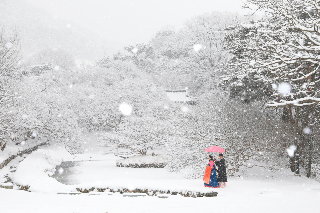 하얀 눈꽃 그리고 한복 …이 사진이 대한민국 관광 공모전 대상 받았습니다