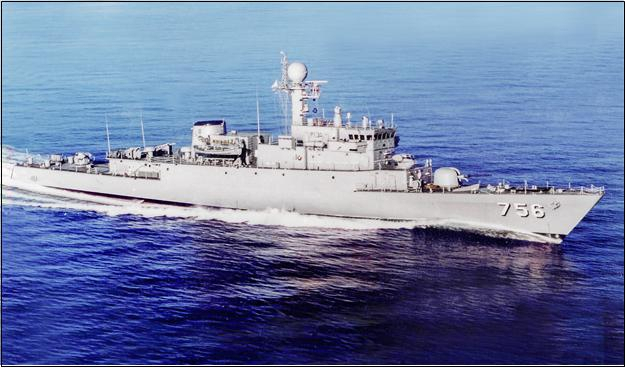 퇴역한 구형초계함 포항함(PCC-756)이 임무를 수행하던 모습. 2021년 9월 8일 진수한 신형 호위함이 함명을 이어 받았다. /사진제공 해군