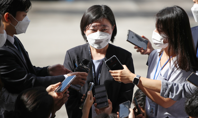 임은정 법무부 감찰담당관이 8일 오전 윤석열 전 검찰총장의 한명숙 전 국무총리 모해위증교사 수사 방해 의혹과 관련해 참고인 신분으로 조사를 받기 전 과천정부청사 공수처 앞에서 취재진 질문에 답하고 있다. /연합뉴스