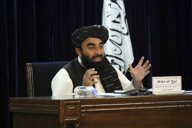 탈레반 대변인이 7일 카불에서 열린 기자회견에서 임시정부 구성을 발표하고 있다. /AP연합뉴스